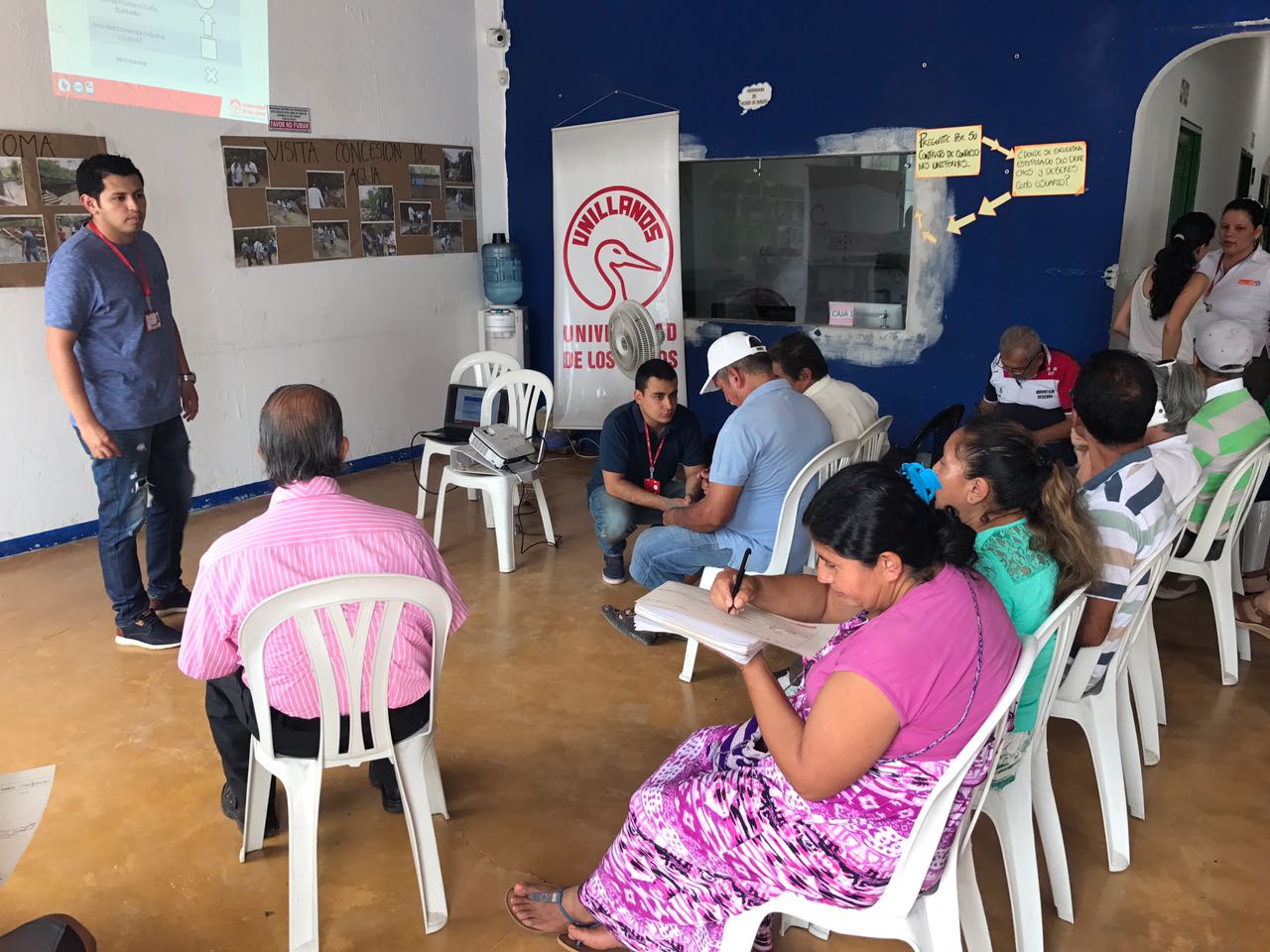 Taller participativo con miembros de la comunidad y un pendón de la Universidad de los Llanos